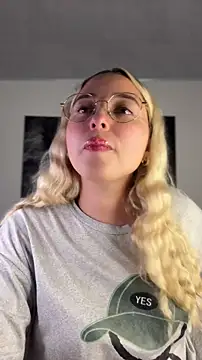 Snapshot of Irisweet_ chatting on November 16, 2025, 9:30 pm Irisweet online show from November 16, 2025, 9:30 pm