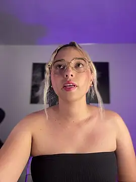 Snapshot of Irisweet_ chatting on December 3, 2025, 10:09 pm Irisweet online show from December 3, 2025, 10:09 pm