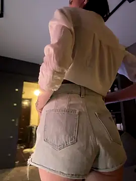 Snapshot of Bastet chatting on December 17, 2025, 6:24 pm Bastet online show from December 17, 2025, 6:24 pm