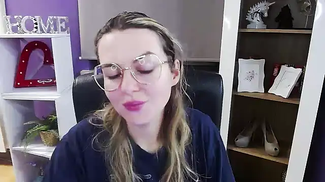 Snapshot of Zoey_Erotic chatting on December 17, 2025, 6:18 am Zoey Erotic online show from December 17, 2025, 6:18 am