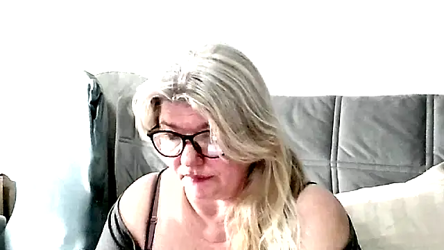 Snapshot of Diana_49 chatting on March 25, 2026, 7:35 pm Diana 49 online show from March 25, 2026, 7:35 pm