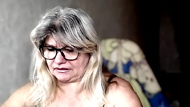 Snapshot of Diana_49 chatting on December 20, 2025, 8:06 am Diana 49 online show from December 20, 2025, 8:06 am