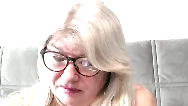 Snapshot of Diana_49 chatting on February 1, 2026, 4:44 am Diana 49 online show from February 1, 2026, 4:44 am