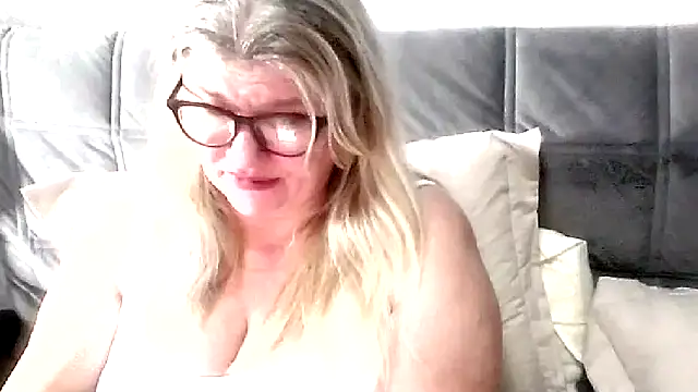 Snapshot of Diana_49 chatting on March 28, 2026, 10:11 pm Diana 49 online show from March 28, 2026, 10:11 pm