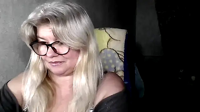 Snapshot of Diana_49 chatting on February 3, 2026, 8:36 pm Diana 49 online show from February 3, 2026, 8:36 pm