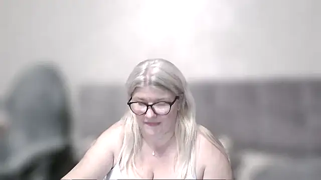 Snapshot of Diana_49 chatting on May 4, 2026, 1:47 pm Diana 49 online show from May 4, 2026, 1:47 pm