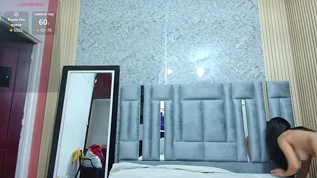 Snapshot of veronicaroose_ chatting on December 18, 2025, 12:42 pm veronicaroose online show from December 18, 2025, 12:42 pm