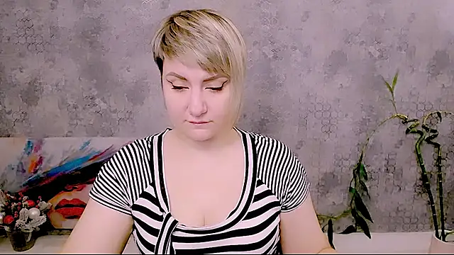 Snapshot of Djullia chatting on December 17, 2025, 6:29 am Djullia online show from December 17, 2025, 6:29 am