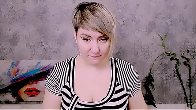 Snapshot of Djullia chatting on February 9, 2026, 7:28 am Djullia online show from February 9, 2026, 7:28 am