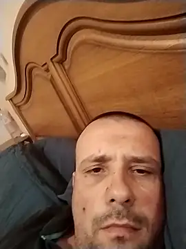 Snapshot of manubm03 chatting on October 18, 2025, 1:24 pm manubm03 online show from October 18, 2025, 1:24 pm