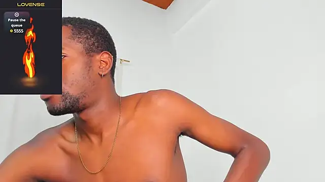 Snapshot of santi_brown chatting on February 3, 2025, 11:05 pm santi brown online show from February 3, 2025, 11:05 pm