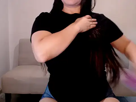YummymeowW online show from June 17, 2026, 9:57 pm