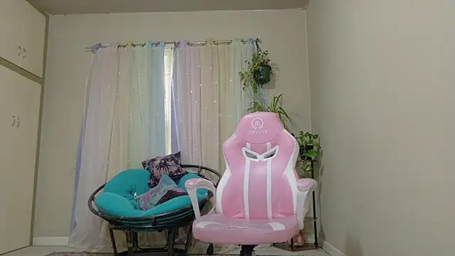 Snapshot of Emihaze chatting on February 28, 2026, 7:24 pm Emihaze online show from February 28, 2026, 7:24 pm