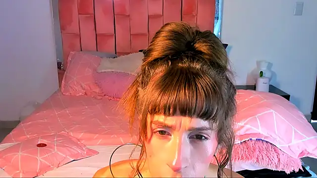 Snapshot of the_queen_aleja chatting on October 27, 2025, 12:39 pm the queen aleja online show from October 27, 2025, 12:39 pm