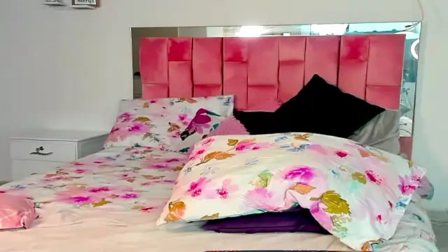 Snapshot of the_queen_aleja chatting on November 10, 2025, 1:49 pm the queen aleja online show from November 10, 2025, 1:49 pm