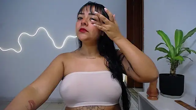 Snapshot of emily_bellucci02 chatting on July 30, 2026, 2:21 am emily bellucci02 online show from July 30, 2026, 2:21 am