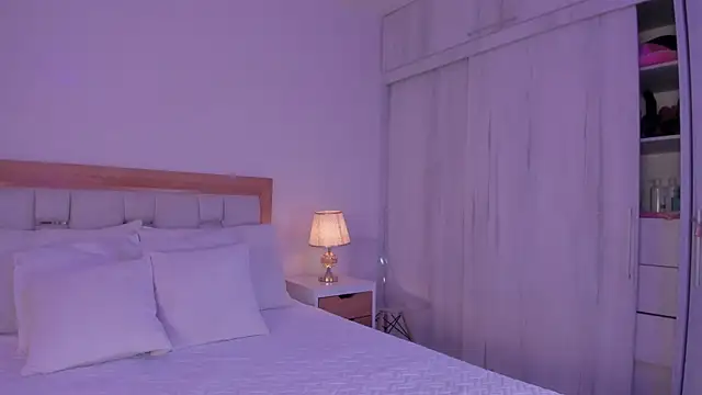 Snapshot of mia_hank chatting on February 25, 2026, 11:43 am mia hank online show from February 25, 2026, 11:43 am