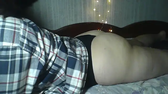 Snapshot of Alma_Evelynne chatting on April 13, 2026, 10:14 pm Alma Evelynne online show from April 13, 2026, 10:14 pm