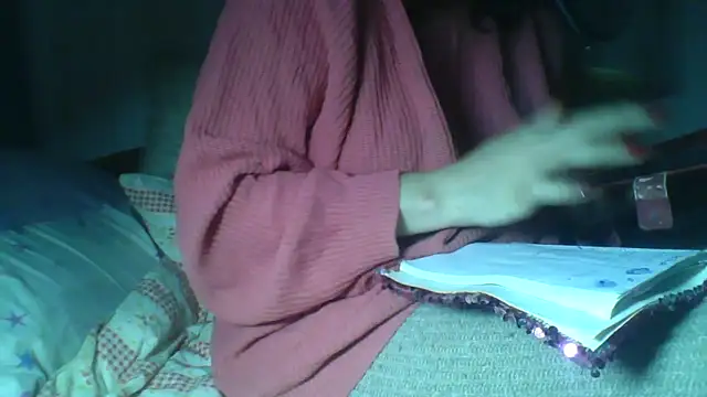 Snapshot of Alma_Evelynne chatting on February 4, 2026, 12:44 pm Alma Evelynne online show from February 4, 2026, 12:44 pm