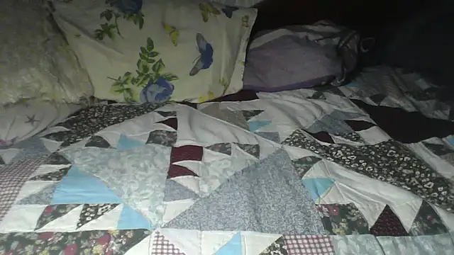 Snapshot of Alma_Evelynne chatting on February 11, 2026, 3:01 pm Alma Evelynne online show from February 11, 2026, 3:01 pm