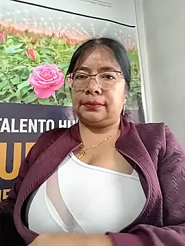   valentina18 online show from April 24, 2026, 1:24 pm