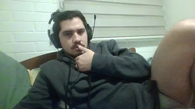 Snapshot of hung_weeb chatting on May 6, 2026, 5:33 am hung weeb online show from May 6, 2026, 5:33 am