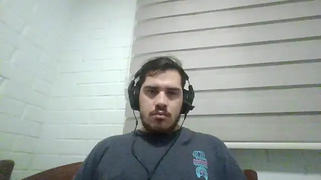 Snapshot of hung_weeb chatting on January 6, 2026, 1:42 am hung weeb online show from January 6, 2026, 1:42 am