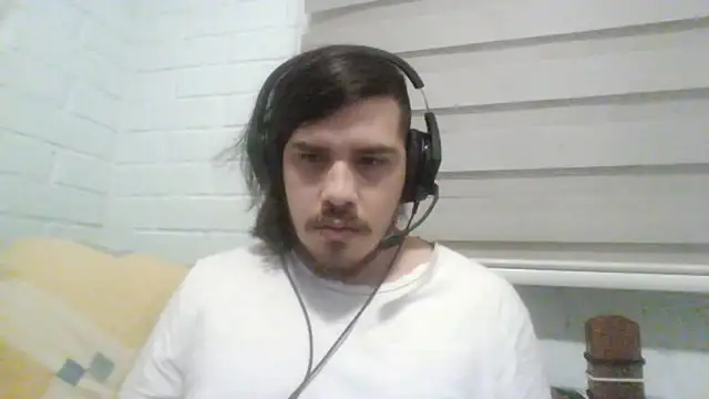 Snapshot of hung_weeb chatting on November 3, 2025, 2:06 am hung weeb online show from November 3, 2025, 2:06 am