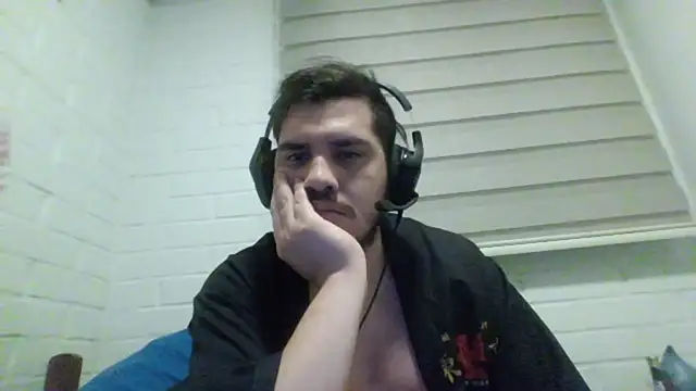 Snapshot of hung_weeb chatting on February 6, 2026, 2:40 am hung weeb online show from February 6, 2026, 2:40 am