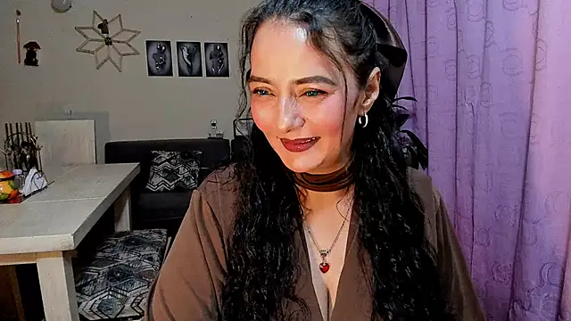 Snapshot of emma_luxy chatting on April 21, 2026, 11:00 pm emma luxy online show from April 21, 2026, 11:00 pm