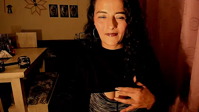 Snapshot of emma_luxy chatting on May 16, 2026, 5:17 am emma luxy online show from May 16, 2026, 5:17 am
