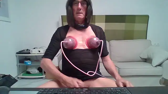 Snapshot of TranseCarmen chatting on April 29, 2026, 6:28 am TranseCarmen online show from April 29, 2026, 6:28 am