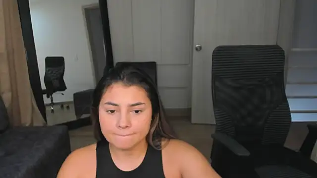 Snapshot of camilflores chatting on December 31, 2024, 6:46 pm camilflores online show from December 31, 2024, 6:46 pm