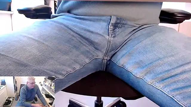 Snapshot of RicRockhard chatting on November 24, 2025, 9:31 am RicRockhard online show from November 24, 2025, 9:31 am