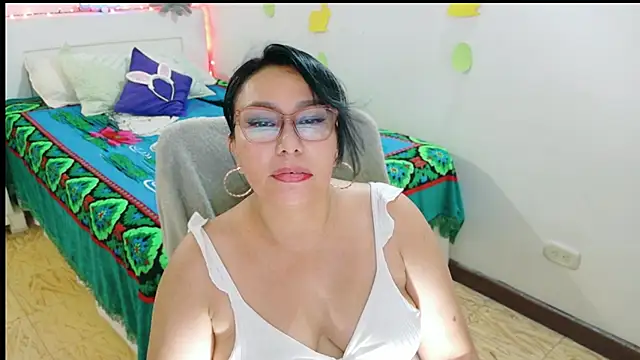 Snapshot of hottplay chatting on April 10, 2026, 4:47 pm hottplay online show from April 10, 2026, 4:47 pm