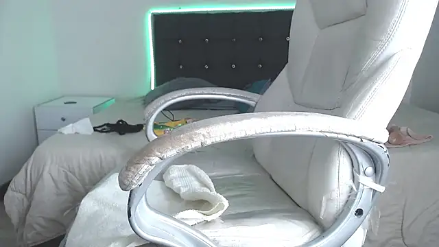 Snapshot of selena_yourmilf chatting on December 13, 2025, 8:04 pm selena yourmilf online show from December 13, 2025, 8:04 pm