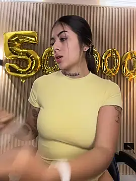 Snapshot of Sarasanders_4 chatting on December 23, 2025, 2:44 am Sarasanders 4 online show from December 23, 2025, 2:44 am