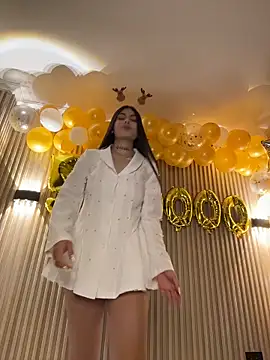 Snapshot of Sarasanders_4 chatting on December 20, 2025, 6:05 am Sarasanders 4 online show from December 20, 2025, 6:05 am