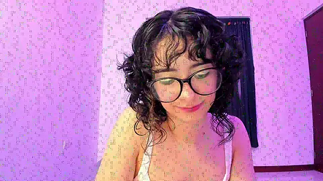 Snapshot of _Lunnaa_ chatting on November 24, 2025, 12:43 am Lunnaa online show from November 24, 2025, 12:43 am