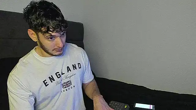 Snapshot of alejandro__2 chatting on December 3, 2025, 8:30 pm alejandro 2 online show from December 3, 2025, 8:30 pm