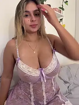 Snapshot of oriana_zoeee chatting on December 17, 2025, 11:10 pm oriana zoeee online show from December 17, 2025, 11:10 pm