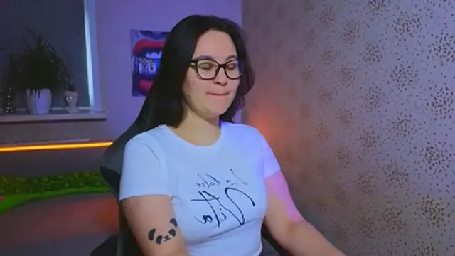 EsterLogan online show from November 7, 2025, 9:25 am