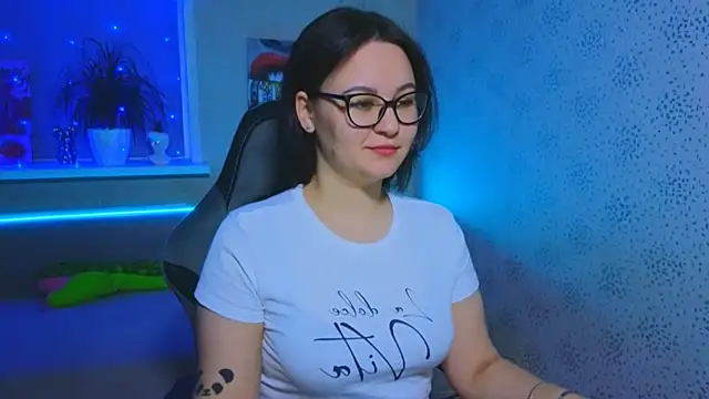 EsterLogan online show from November 17, 2025, 11:25 am