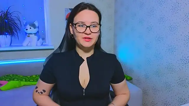 EsterLogan online show from November 30, 2025, 9:43 am