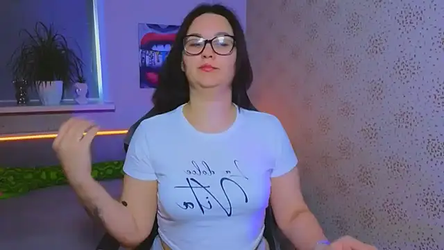 EsterLogan online show from November 3, 2025, 10:19 am