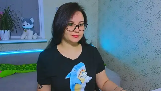 EsterLogan online show from December 5, 2025, 10:25 am