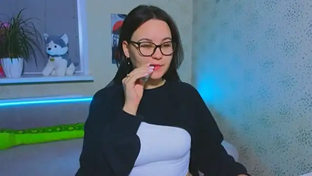 EsterLogan online show from December 2, 2025, 8:05 am