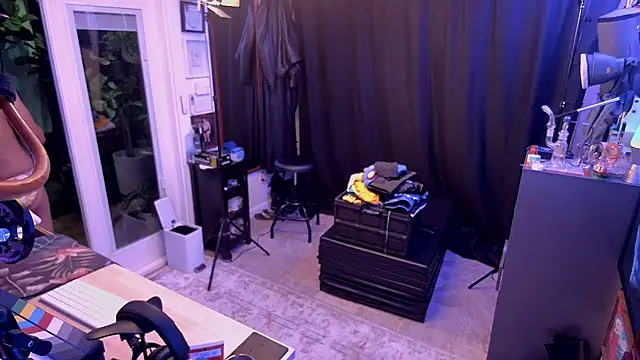 Snapshot of Briefs_bud chatting on December 18, 2025, 5:23 am Briefs bud online show from December 18, 2025, 5:23 am