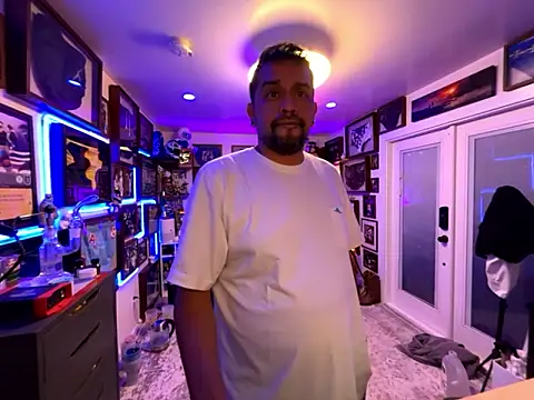 Snapshot of Briefs_bud chatting on December 2, 2025, 6:48 am Briefs bud online show from December 2, 2025, 6:48 am