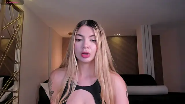 Snapshot of NiaHolland chatting on May 13, 2026, 6:26 pm NiaHolland online show from May 13, 2026, 6:26 pm